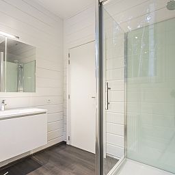 Moderne badkamer in Mooi Zutendaal 12-persoons bungalow, gelegen in het serene Limburg, Belgie.
