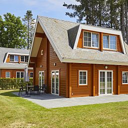 Mooi Zutendaal 6-persoons kinderbungalow in Limburg, Belgie, met zonnig terras en groene omgeving voor een ontspannen vakantie.