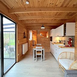 Gezellige binnenruimte van Chalet Wielsmer, vakantiehuis in Limburg, Belgie.