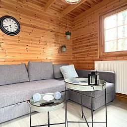 Comfortabele zithoek in Chalet Wielsmer, Zutendaal, voor ultieme ontspanning.