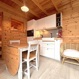 Eethoek en keuken in Chalet Wielsmer, een charmant vakantieverblijf in Belgie.