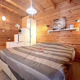 Sfeervolle slaapkamer in Chalet Wielsmer, vakantieverblijf in Zutendaal, Belgie.
