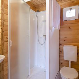 Badkamer van Mooi Zutendaal 4-persoons chalet 4B1 in Zutendaal, Limburg, Belgie met moderne douche en houten interieur.