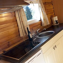Gezellige keuken in Mooi Zutendaal 4-persoons chalet, Limburg, Belgie met moderne voorzieningen en houten afwerking.