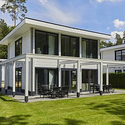 Moderne 6-persoons villa Mooi Zutendaal in Limburg, Belgie, met ruime veranda en groene omgeving voor een ontspannen vakantie.