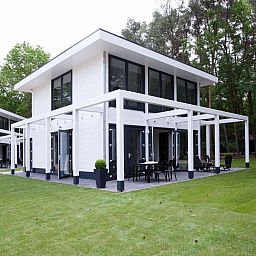 Mooi Zutendaal 4-persoons wellnessvilla in Limburg, Belgie, met modern terras en groene omgeving voor een ontspannen vakantie.