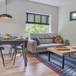 Ruime eet- en woonkamer in De Eekhoorn vakantiehuis, Zutendaal, ideaal voor ontspannen dineren.