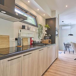 Stijlvolle keuken in De Eekhoorn vakantiehuis, Zutendaal, met moderne apparatuur en veel lichtinval.