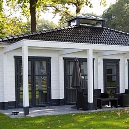 Mooi Zutendaal 4-persoons villa in Limburg, Belgie met ruime veranda en groene omgeving.