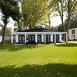 Mooi Zutendaal 4-persoons villa 4CE in Limburg, Belgie, omgeven door groene natuur en rustieke charme.