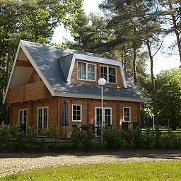 Charmante 4-persoons bungalow Mooi Zutendaal in het groene Limburg, Belgie, biedt een serene verblijfservaring te midden van de natuur.
