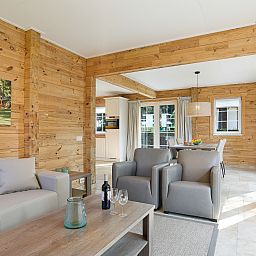 Moderne keuken in Mooi Zutendaal 4-persoons bungalow, gelegen in het groene Limburg, Belgie. Perfect voor een ontspannen vakantie.