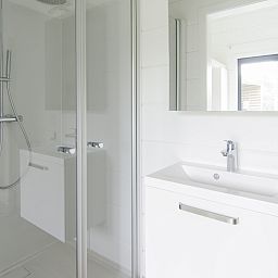 Moderne badkamer in Mooi Zutendaal 10-persoons villa, vakantiehuis in het groene Limburg, Belgie, met luxe douche en wastafel.