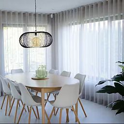 Stijlvolle eetkamer in Ten Huyze Bucholt, een vakantiehuis in Bocholt, Limburg, Belgie met moderne inrichting en veel natuurlijk licht.