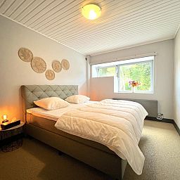 Moderne badkamer van t Vennehuisje, vakantiehuis in Genk, Limburg, Belgie, met ruime douche en stijlvolle inrichting.