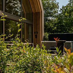 Lodge with Jacuzzi in Heusden-Zolder, Limburg, offers a serene garden with terrace and jacuzzi, perfect for relaxing in nature.
