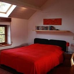 Cozy bedroom of Apartment Vue au Jardin in Hombourg, Ardennes, with a comfortable bed and views of the green surroundings.