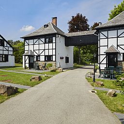 Das Village les Gottales in Trois-Ponts in den Ardennen bietet einen charmanten Turmbungalow fuer vier Personen in malerischer Umgebung und mit authentischer Architektur.