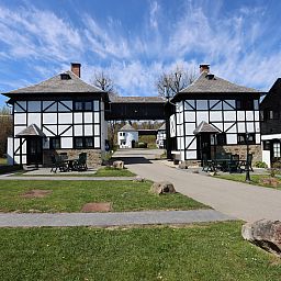 Village les Gottales | Turmhaus fuer 6 Personen in den Ardennen, Luettich. Ferienhaus mit charmanter Architektur im malerischen Trois-Ponts, Belgien.