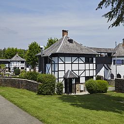 Das Village les Gottales in Trois-Ponts in den Ardennen bietet einen Turmbungalow fuer 6 Personen, umgeben von gruener Natur und charmanter Architektur.