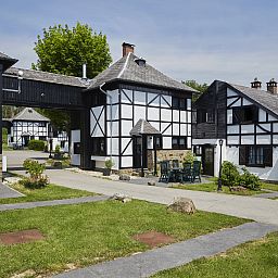 Das "Village les Gottales" in Trois-Ponts in den Ardennen, Belgien, bietet einen charmanten Turmbungalow fuer 6 Personen mit malerischer Fachwerkarchitektur.