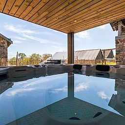 Geniet van luxe ontspanning in de jacuzzi van Vakantiehuis Landhaus mit Jacuzzi in La Gleize, omgeven door de serene natuur van de Ardennen.