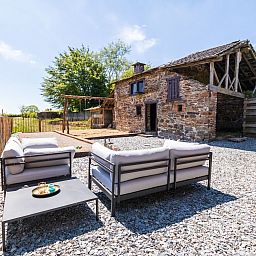 Ontspan op het terras van Vakantiehuis Landhaus mit Jacuzzi in La Gleize, Ardennen, Belgie, omringd door rustieke charme en natuur.