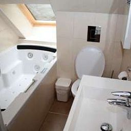 Moderne badkamer met jacuzzi in Maison Polleur, vakantiehuis in Polleur, Ardennen, voor ultieme ontspanning.
