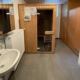 Moderne badkamer met douche in vakantiehuis ARD162 in Stavelot, Ardennen, Belgie.