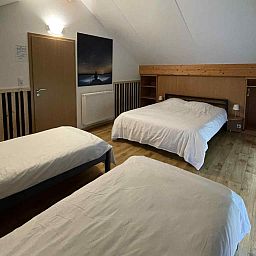 Comfortabele slaapkamer in vakantiehuis ARD162, Stavelot, Ardennen, Belgie met uitzicht op de natuur.
