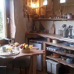 Gemuetliche Kueche im Ferienhaus in Comblain au Pont, Ardennen. Hoelzerne Einrichtung mit Blick auf die Natur in Comblain-au-Pont, Luettich, Belgien.