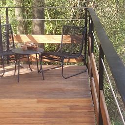 Geniessen Sie die Terrasse des Ferienhauses in Comblain au Pont, gelegen in den gruenen Ardennen, Luettich, Belgien.