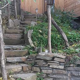 Rustikaler Weg zum Ferienhaus in Comblain au Pont, ein charmantes Ferienhaus in den Ardennen, Luettich, Belgien, umgeben von Natur.