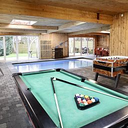 Ontspannende recreatieruimte in vakantiehuis Annexe, Sourbrodt, Ardennen, met zwembad en biljarttafel, ideaal voor ontspanning en plezier.