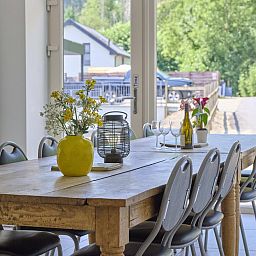 Geniessen Sie das geraeumige Esszimmer im Ferienhaus "La Ferme" in Lierneux in den Ardennen, Belgien, mit herrlichem Blick auf die umliegende Natur.