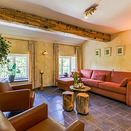 Gemuetliches Schlafzimmer im Ferienhaus ARD198, Aywaille, Ardennen, Belgien, mit rustikalen Holzbalken und viel Tageslicht.