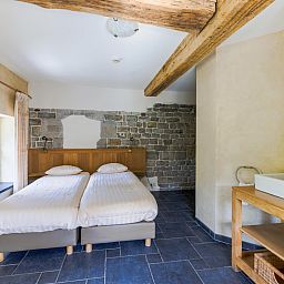 Gemuetliche Essecke im Ferienhaus ARD198, Aywaille, Ardennen, mit Holzbalken und moderner Kueche, ideal fuer einen entspannten Aufenthalt.