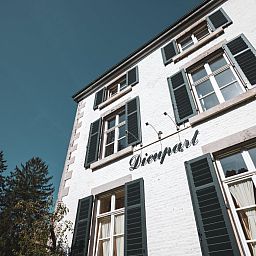 Attraktives Schlafzimmer im Ferienhaus ARD198, Aywaille, Ardennen, Belgien mit rustikaler Steinmauer und Blick auf die gruene Umgebung.