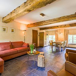 Gemuetliche Essecke im Ferienhaus ARD198, Aywaille, Ardennen, mit Holzbalken und moderner Kueche.