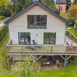 Rustikales Schild beim Ferienhaus in Kuechelscheid, umgeben von ueppiger Natur in den Ardennen, Luettich, Belgien.