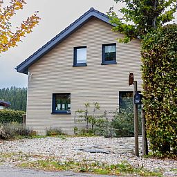 Gruener Gartenweg beim Ferienhaus in Kuechelscheid, einem gemuetlichen Ferienhaus in den Ardennen, Luettich, Belgien, umgeben von Natur.