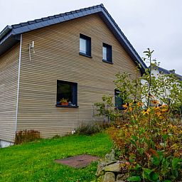 Dekorative Eule bei Ferienhaus in Kuechelscheid, gelegen in der gruenen Umgebung der Ardennen, Luettich, Belgien.