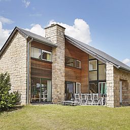 Geniet van een ruime 10-persoons bungalow in Village l'Eau d'Heure, Froidchapelle, Henegouwen. Ideaal vakantiehuis met zonnig terras.