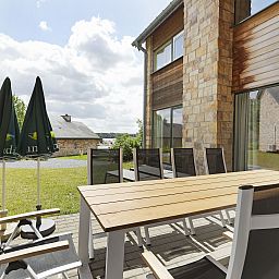 Geniet van het terras van Village l'Eau d'Heure, een 10-persoons bungalow in Froidchapelle, Henegouwen, met prachtig uitzicht op de natuur.
