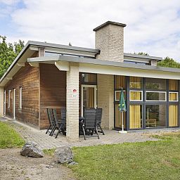 Geniet van een ontspannen verblijf in de 6-persoons bungalow Village l'Eau d'Heure in Froidchapelle, Henegouwen, met ruim terras.