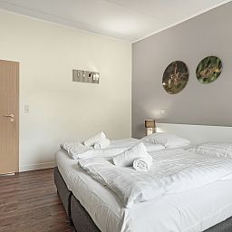 Slaapkamer in Village l'Eau d'Heure 6-persoons bungalow in Froidchapelle, Henegouwen, Belgie, met comfortabel tweepersoonsbed en moderne inrichting.