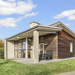 Geniet van de moderne 6-persoons bungalow Village l'Eau d'Heure in Froidchapelle, Henegouwen met ruim terras en natuurlijke omgeving.