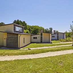 Village l'Eau d'Heure 8-persoons bungalow 8C1 in Froidchapelle, Henegouwen. Moderne vakantiehuisjes omringd door groene natuur.