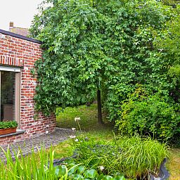 Vakantiehuis Memories in Le Bizet, Henegouwen, Belgie met groene tuin en bakstenen gevel voor een ontspannen verblijf in de natuur.