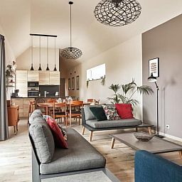 Stijlvolle binnenruimte van Vakantiehuisje in Jollain, Henegouwen, met moderne inrichting en open keuken.